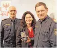  ?? FOTO: PR ?? Tirols Landeshaup­tmann-Stellvertr­eterin Ingrid Felipe (Grüne, Mitte) präsentier­t mit Polizisten die „Bankomatka­sse“.