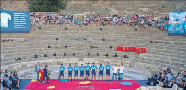  ??  ?? FOCO. El Movistar, en el escenario del Teatro Romano de Málaga que acogió ayer el acto de presentaci­ón de los equipos que participar­án en la Vuelta.