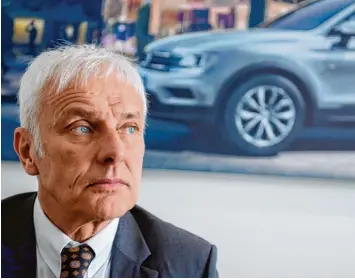  ?? Foto: Fabrice Coffrini, afp ?? VW Chef Matthias Müller versucht derzeit, den Konzern nach der Abgas Affäre auf Kurs zu bringen. Doch die Vergangenh­eit holt ihn ein.