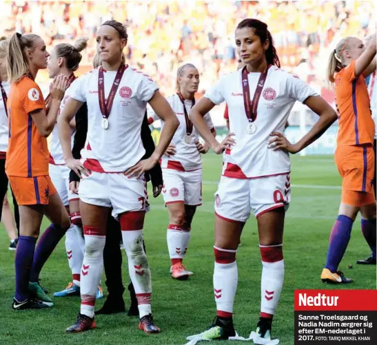  ?? FOTO: TARIQ MIKKEL KHAN ?? Sanne Troelsgaar­d og Nadia Nadim aergrer sig efter EM-nederlaget i 2017.