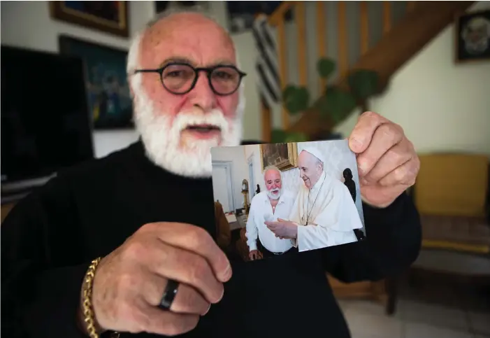  ?? BILD: CARL VON SCHEELE ?? André Poulaud visar en bild på när han mötte påve Franciskus. Enligt Poulard bad påven honom om ursäkt för vad präster inom katolska kyrkan utsatt honom för.