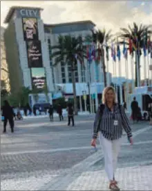  ?? - Crédits : Corinne Taylor ?? Corinne Taylor arpente une place jouxtant les bâtiments de la COP28 à Dubaï.