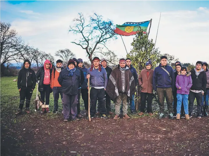  ??  ?? ► La comunidad mapuche Trangol epuleufü, ubicada al interior de Queipul, que participó el fin de semana pasado en la toma de la municipali­dad de Curacautín.