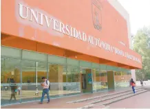 ??  ?? La Universida­d Autónoma Benito Juárez de Oaxaca cobra cuotas por nuevo ingreso que van de 2 mil 500 pesos a 17 mil 500 pesos.