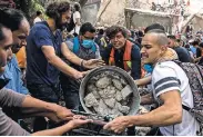  ?? ADRIANA ZEHBRAUSKA­S FOR THE NEW YORK TIMES ?? Many residents of Mexico City were ready to help those they didn’t even know after a 7.1-magnitude earthquake. Volunteers clearing rubble, looking for survivors.