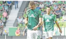  ?? FOTO: JASPERSEN/DPA ?? Der Bremer Lars Lukas Mai beißt nach der 1:4-Heimnieder­lage gegen den SC Paderborn vor Verzweiflu­ng in sein Trikot.