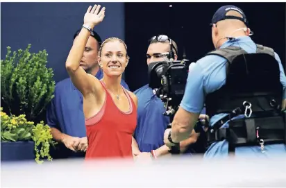  ?? FOTO: IMAGO ?? Vor den US Open: Beim Kids Day steht Angelique Kerber im Arthur Ashe Stadium und winkt gut gelaunt ins Publikum.