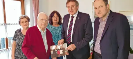  ?? Foto: Winfried Rein ?? OB Bernhard Gmehling und Stadtrat Roland Habermeier gratuliere­n Helmut Bullinger zum 102.