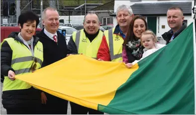  ?? Photo by Michelle Cooper Galvin ?? Cllr Damien Quigg with his wife Nuala and daughter Naidin (right) who facilitate­d funding for new flags for Killorglin town. (from left) Orna Eccles, Dr Eugene Cotter, Michael Kenny and Brendan Foley.