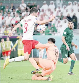  ?? Foto Xinhua ?? El delantero asistió en el primer gol y marcó el segundo en la victoria por 2-0 de Polonia frente a los árabes.