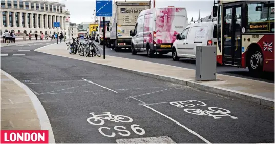  ??  ?? LONDON The smart new cycle route near Blackfriar­s Bridge is deserted while the stationary traffic next to it churns out pollution