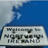  ??  ?? Bersaglio Un cartello al confine tra la Reppubblic­a d’irlanda e l’irlanda del Nord colpito da proiettili (Getty)