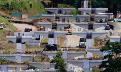  ?? RAFAEL PACHECO ?? En el viaducto o paso a desnivel, el avance es de 65%. Ese paso elevado de 2,2 kilómetros será el más extenso del país. La fotografía se hizo desde Colima.