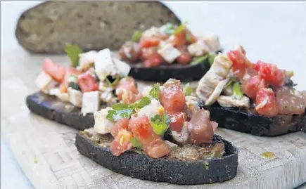  ?? Photograph­s by Glenn Koenig Los Angeles Times ?? SEAFOOD is especially summery when made into bruschetta alla Matalotta, a variation on Sicily’s refreshing tonno alla Matalotta.