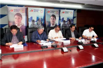  ?? — CIAC-CCO ?? MOA SIGNING FOR FLIGHTS. Clark Internatio­nal Airport Corproatio­n (CIAC) Acting President and CEO Alexander Cauguiran (C) sign a memorandum of agreement with Philippine Airlines officials (L-R) Stewart Lim, Executive Vice-President, Treasurer and Chief...