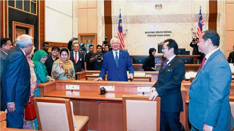  ??  ?? Law and order:
Najib and his wife Datin Seri Rosmah Mansor visiting the courtroom during the launch of the special court in Putrajaya. With them are Women, Family and Community Developmen­t Minister Datuk Seri Rohani Abdul Karim (third from left),...