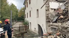  ??  ?? Nelle zone colpite dal sisma . La presidente della Camera, Laura Boldrini ieri a Cascia