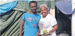  ?? RP-FOTO: TT ?? Abebe Teko mit seiner Frau vor ihrer Unterkunft im „Dschungel“.