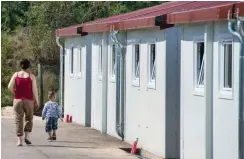  ?? Foto: dpa/Patrick Pleul ?? Preiswerte Stahlblech-Häuser der Flüchtling­ssiedlung in Brück