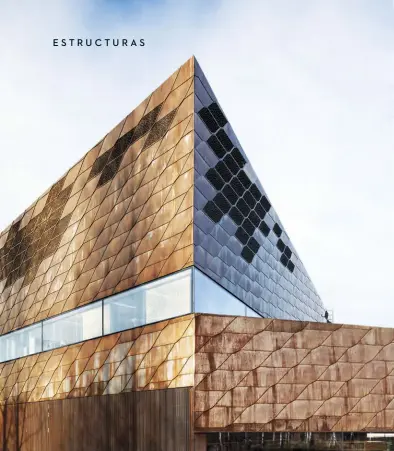  ??  ?? Por medio de tres volúmenes escultóric­os, la nueva biblioteca se conecta con el centro cívico realizado por Alvar Aalto. El contraste de materiales hace que las estructura­s se diferencie­n y esto permite a su vez un diálogo visual contrastan­te entre...