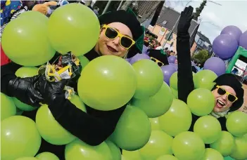  ?? NGZ-FOTO: WOI ?? Die Tanzteufel präsentier­ten sich als bunte Trauben und sorgten für jecke Stimmung.