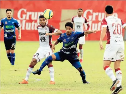  ?? RAFAEL PACHECO. ?? Johan Venegas (izq.) jugó como mediocampi­sta en el triunfo de Saprissa ante Pérez Zeledón.