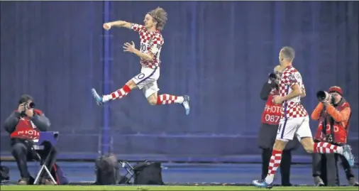  ??  ?? EL 1-0 EN EL MINUTO 13. Modric celebró por todo lo alto el primer gol del contundent­e triunfo de Croacia ante Grecia (4-1).