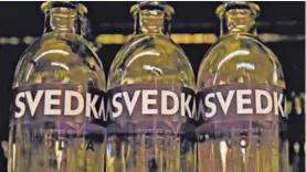  ?? AFP ?? Los fabricante­s de vodka están viendo cómo se apuntan .
