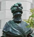  ?? Foto: Johann Stoll ?? Eine Statue am Rathaus von Mindelheim erinnert an Georg von Frundsberg.