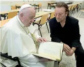  ?? (Ansa) ?? Insieme A Roma, papa Francesco dialoga con il cantante irlandese Bono