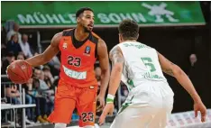  ?? Foto: Langer/Eibner ?? Toure Murry (am Ball gegen Villeurban­ne) wird derzeit nur im Eurocup eingesetzt. Der wird aber wohl für die UImer bald vorbei sein.