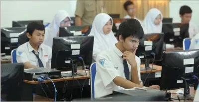  ?? BOY SLAMET/JAWA POS ?? SEMOGA LANCAR: Pelajar SMP Negeri 1 Sidoarjo melaksanak­an simulasi terakhir UNBK Jumat lalu (28/4).