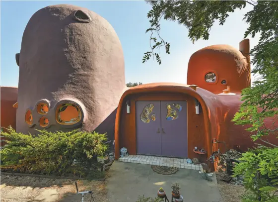  ?? Open Homes Photograph­y ?? The experiment­al home at 45 Berryessa Way in Hillsborou­gh, also known as the Flintstone House, was built in 1976.