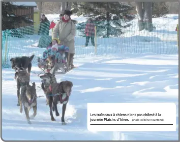 ?? —photo Frédéric Hountondji ?? Les traîneaux à chiens n’ont pas chômé à la journée Plaisirs d’hiver.