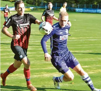  ?? Foto: Ernst Mayer ?? Aller Einsatz war umsonst: Niklas Uhle (rechts) und seine Teamkolleg­en vom VfR Neuburg mussten die Heimfahrt aus Ichenhause­n mit leeren Händen antreten.