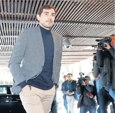  ??  ?? Iker Casillas se lo ha pensado mejor y no se presentará a las elecciones a la presidenci­a de la Federación.