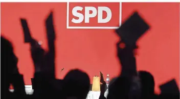  ?? FOTO: JENS WOLF/DPA ?? Kommende Woche beginnt bei der SPD die große Urabstimmu­ng über den Koalitions­vertrag mit der Union. Laut Forsa-Meinungsfo­rscher ist dabei eher mit einer Mehrheit für die Groko zu rechnen.