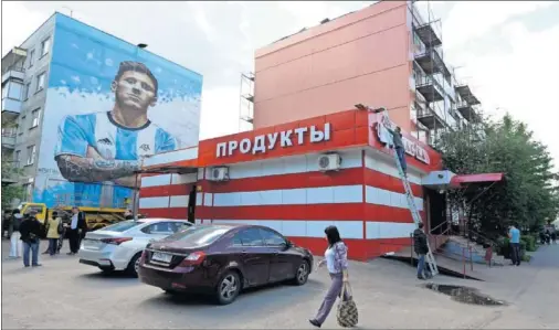  ??  ?? ARTE. La ciudad de Bronnitsy se engalanó para recibir a la selección argentina. En la imagen, el mural que se pintó en honor a Messi.