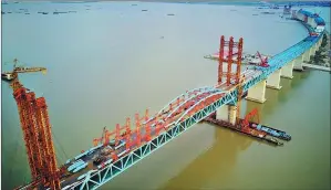  ?? XU CONGJUN / FOR CHINA DAILY ?? A major bridge connecting Nantong and Shanghai is under constructi­on.