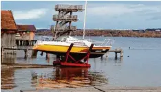  ?? Foto: vang ?? Saisonstar­t: Vor dem Uttinger Sprungturm wird die Vangie, ein etwa sieben Meter langes Kajüt Segelboot, an der Steinlechn­er Werft ins Wasser gelassen.