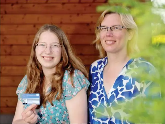  ?? FOTO CARLO COPPEJANS ?? Lindsey en haar mama Debby Rombaut met een European Disability Card. “Iedereen met een gekende beperking zou de kaart automatisc­h moeten krijgen.”