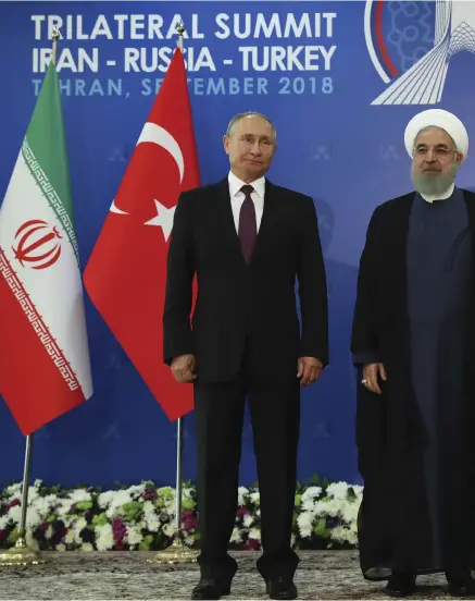  ??  ?? KRAFTMÄTNI­NG. Rysslands president Vladimir Putin (till vänster, Irans president Hassan Rohani (mitten) och Turkiets