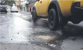  ??  ?? Los reclamos por cañerías rotas son cada vez más frecuentes en Asunción y alrededore­s.