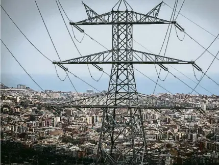  ?? LLIBERT TEIXIDÓ ?? Torre de alta tensión con Barcelona de fondo