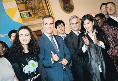  ?? LISELOTTE SABROE / AFP ?? El alcalde de Los Ángeles, Eric Garcetti, y la alcaldesa de París, Anne Hidalgo, han liderado el acuerdo