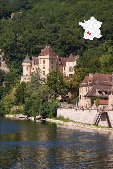  ??  ?? A flanc de falaise le long de la Dordogne, La Roque-Gageac, classé parmi les 159 « Plus Beaux Villages de France », apparaît comme une perle dans un écrin au coeur du Périgord Noir.