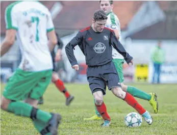  ?? FOTO: THOMAS SIEDLER ?? Die Fußballer des TV Neuler (schwarzes Trikot) wollen zurück in die Erfolgsspu­r.