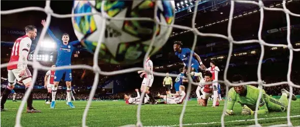  ??  ?? Aksi Liga Juara-juara antara Chelsea dan Ajax Amsterdam yang menyaksika­n 8 gol terhasil.