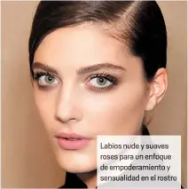  ??  ?? Labios nude y suaves roses ra un enfo e de empoderami­entoy sens lidad en el rostro