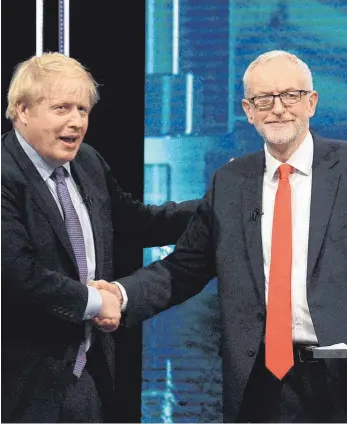  ?? FOTO: ITV/DPA ?? Wenig Zeit für Klima-, Bildungs- oder Finanzpoli­tik: Der britische Premiermin­ister Boris Johnson (links) und Opposition­sführer Jeremy Corbyn im Studio des TV-Senders ITV.